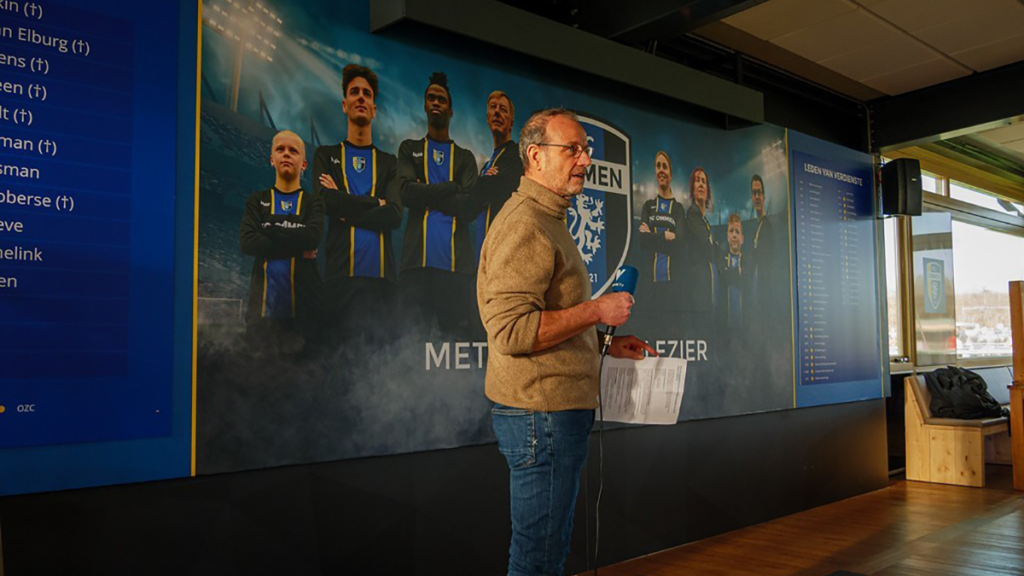 FC Ommen onthult naambord clubhuis en historische fotowand