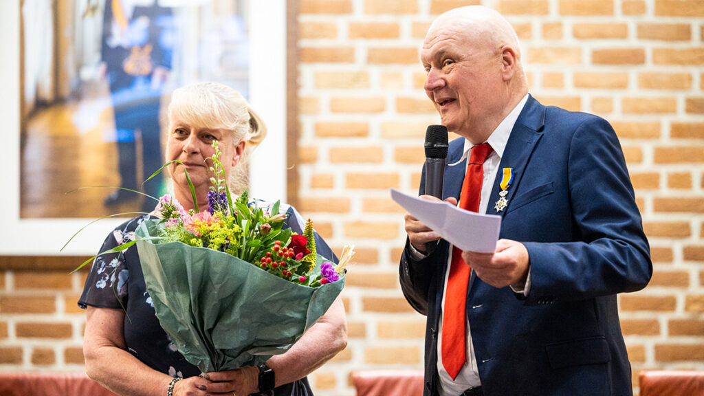 Raadslid Gerrit de Jonge koninklijk onderscheiden bij afscheid