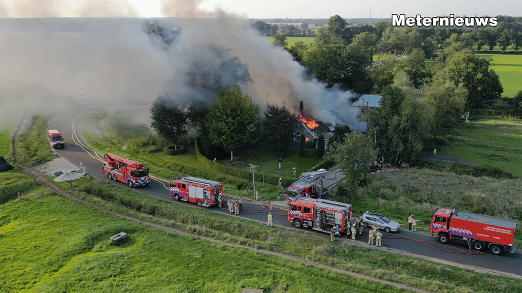 Woonboerderij in Vinkebuurt in vlammen op