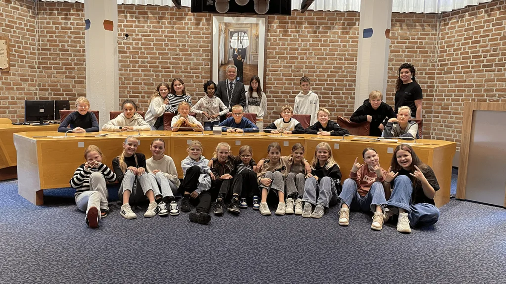 Leerlingen Sint Bernardusschool en locoburgemeester Bongers ontbijten samen