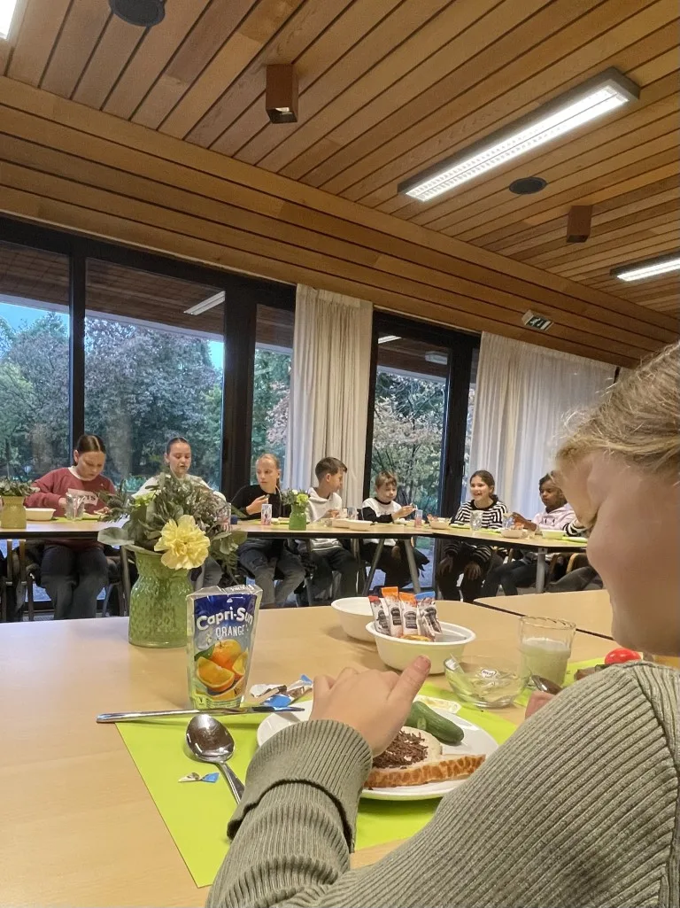 Leerlingen Sint Bernardusschool en locoburgemeester Bongers ontbijten samen