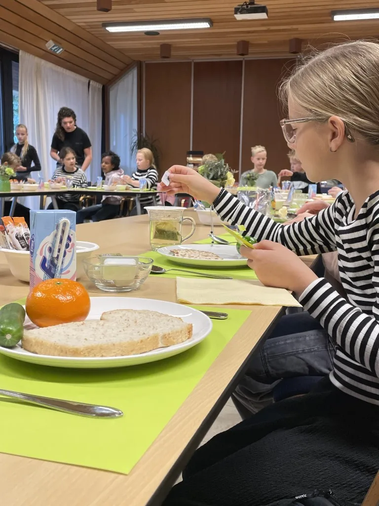 Leerlingen Sint Bernardusschool en locoburgemeester Bongers ontbijten samen