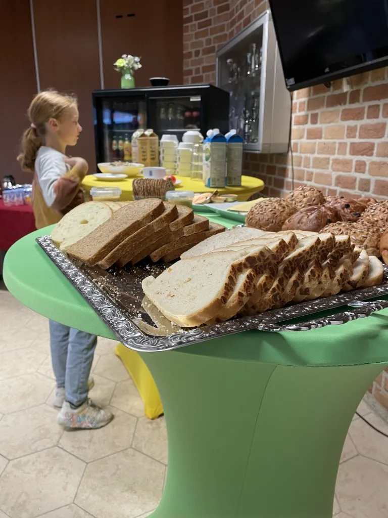 Leerlingen Sint Bernardusschool en locoburgemeester Bongers ontbijten samen