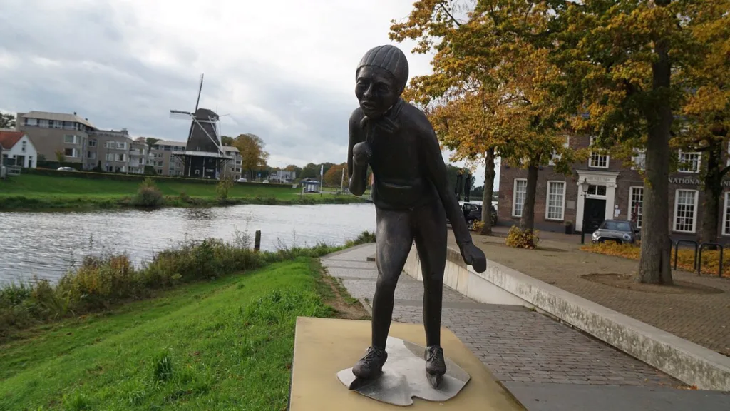 Reinier Paping-beeld terug in Ommen
