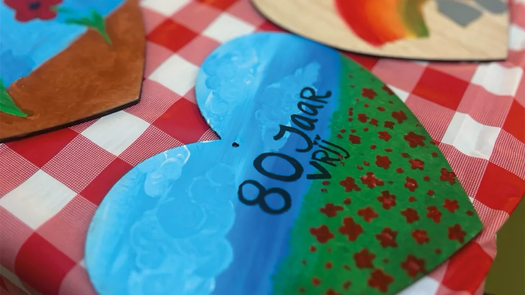 Hartjesproject herdenkt 80 jaar bevrijding Ommen