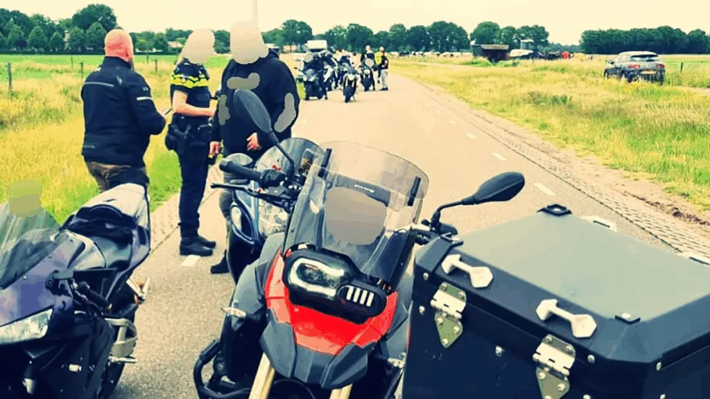 Gevaarlijke ‘ride out’ gestopt: Vijf rijbewijzen ingevorderd
