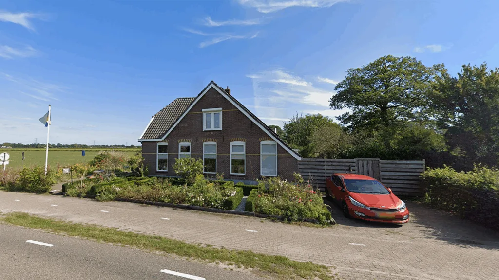 Politie doet inval bij boerderij: veel agenten in witte pakken