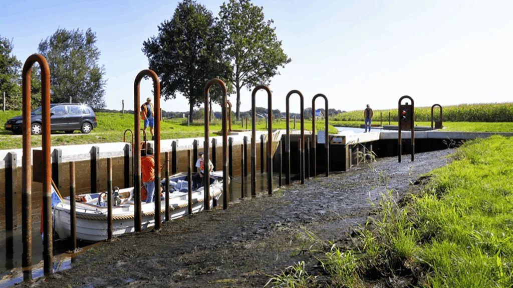 Sluis Junne gestremd door hoogwater na hevige regenval