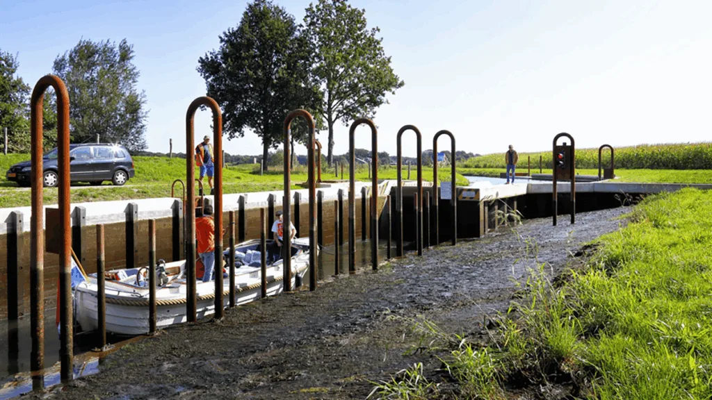 Sluis Junne weer open na daling waterpeil Vecht