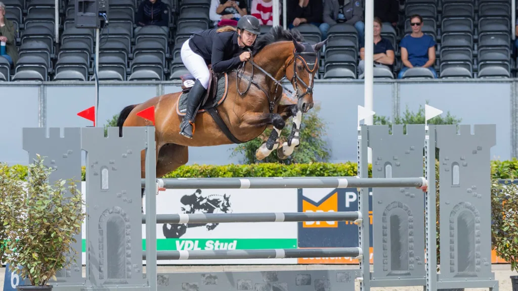 Lokale amazone Anne-Lotte Tijhuis zegeviert op CSI Ommen