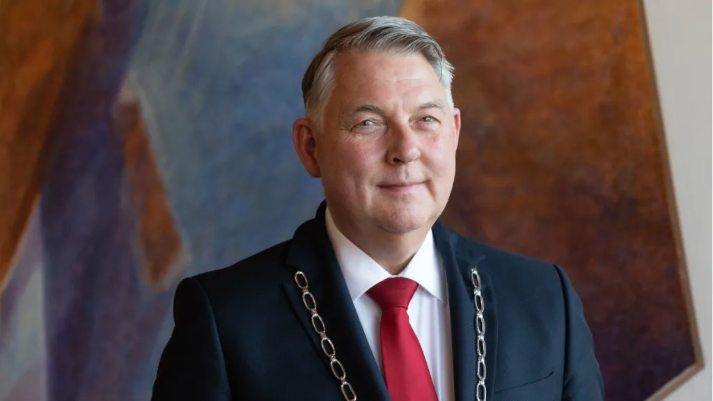 Hans Vroomen hervat werk als burgemeester van Ommen