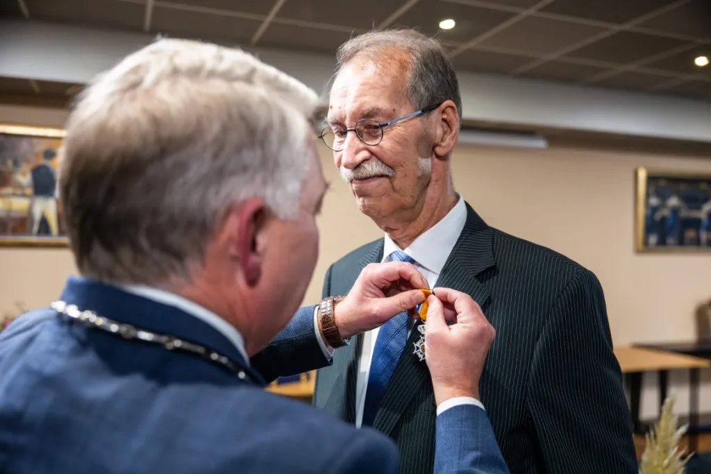 Hans van Bruggen uit Ommen Lid in Orde van Oranje-Nassau