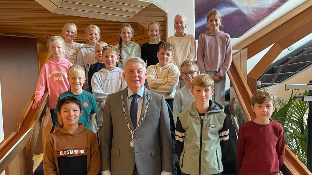 Burgemeester Vroomen ontbijt met groep 7 van De Kardoen