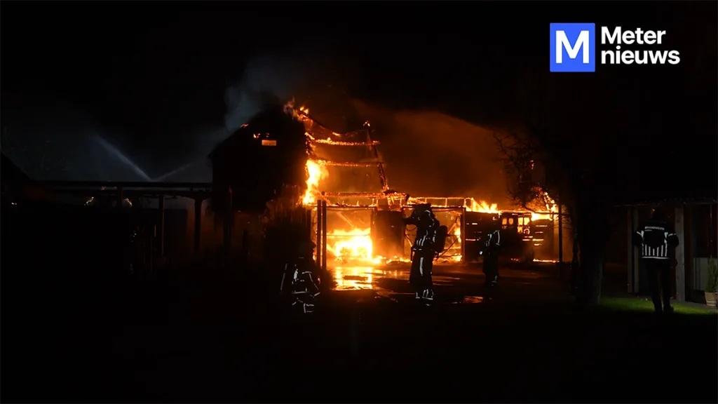 Grote brand verwoest schuur met rietkap in Ommen