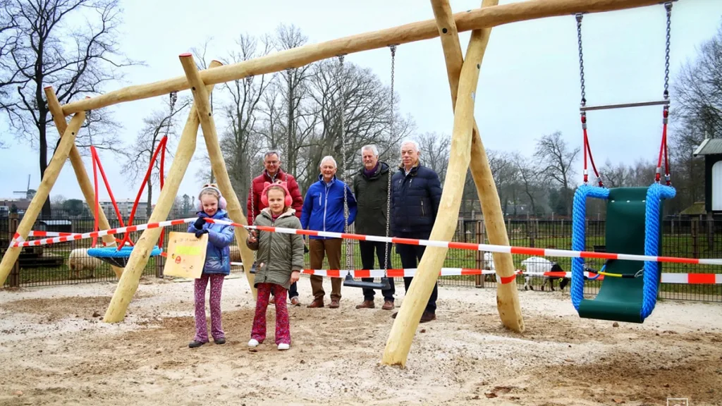 Feestelijke opening nieuwe schommels Kinderboerderij Ommen