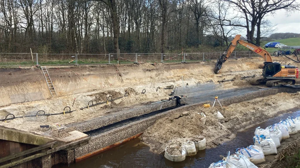 Oeverherstel bij sluis Junne op tijd klaar voor vaarseizoen