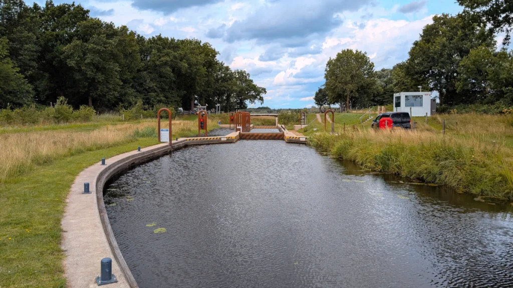 Sluis Junne tot nader order gestremd door hoog water