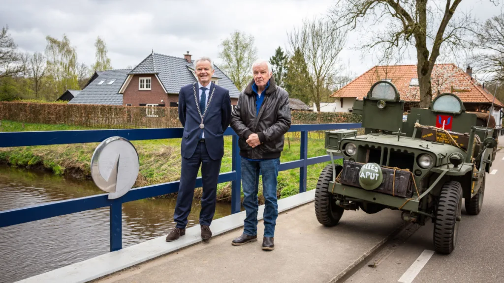 Nieuw gedenkteken ‘Vector of Memory’ onthuld bij Nieuwebrug Nieuw gedenkteken ‘Vector of Memory’ onthuld bij Nieuwebrug