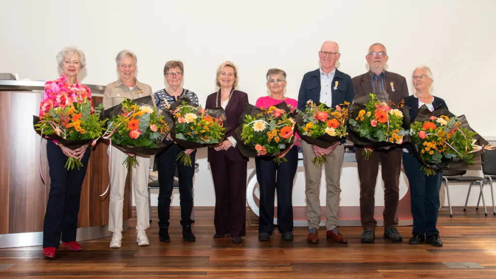 Zeven Koninklijke onderscheidingen in Ommen Zeven Koninklijke onderscheidingen in Ommen