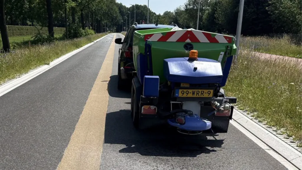 Zout strooien in de zomer tegen smeltend asfalt