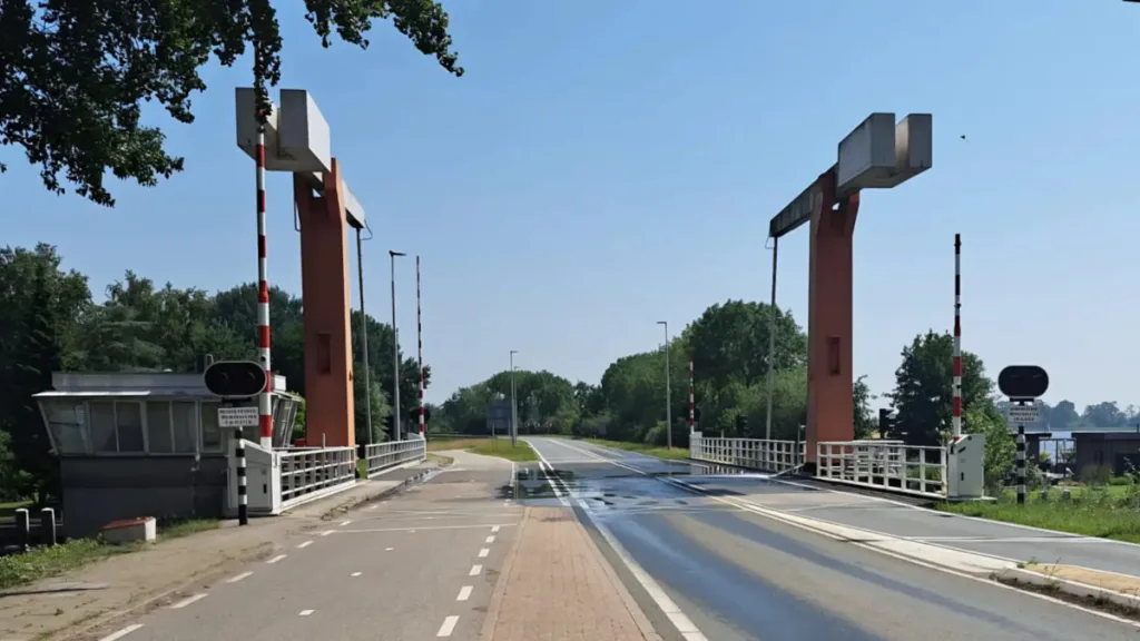 Bruggen Overijssel na 14.00 uur niet bediend door hitte