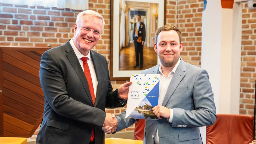 Profielschets nieuwe burgemeester Ommen overhandigd